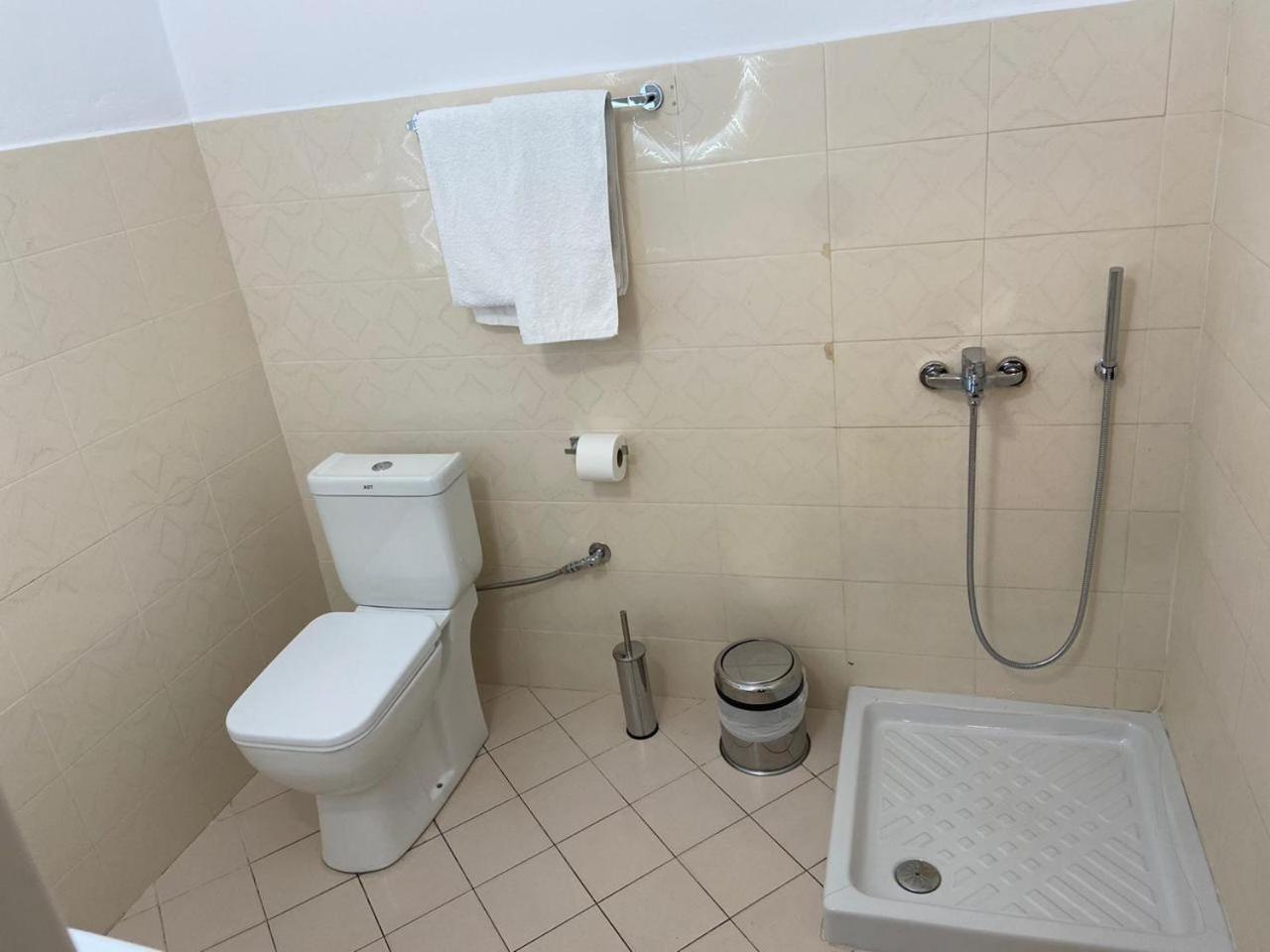 "Hotel Lili" Sarande Bilik gambar
