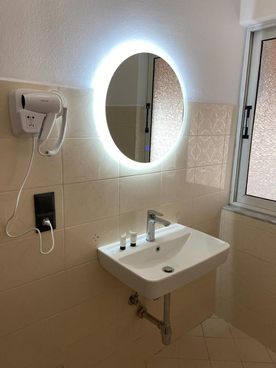 "Hotel Lili" Sarande Bilik gambar